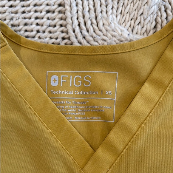 FIGS Yellow Scrub Top - Picture 2 of 3